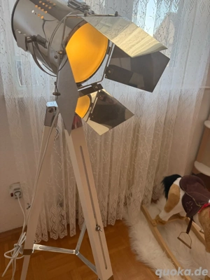 Anzeige - Studio-Stehlampe auf Stativ