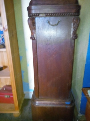 Altes antikes Schränkchen