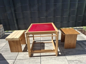Tisch (klein) mit 2 Stühlen