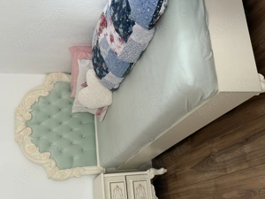 Kinderbett mit Lattenrost und Matratze dazu Nachtkästchen 