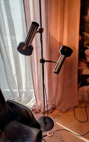 Stehlampe im 70er-Jahre-Design