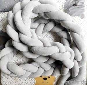 graue Babybettschlange aus Samt