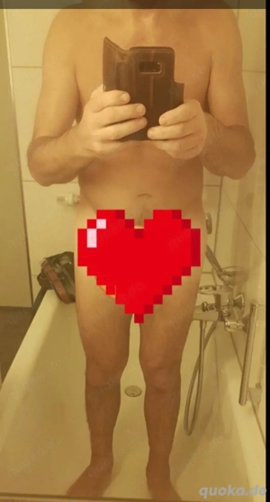 Gut bestückter Mann hilft im Garten oder Haushalt. 