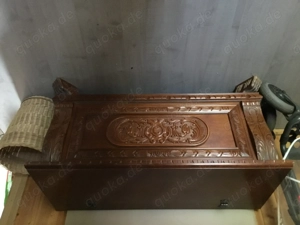 Holztruhe mit Schnitzereien