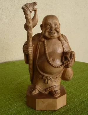 Handgeschnitzte Buddha Figur aus Lindenholz