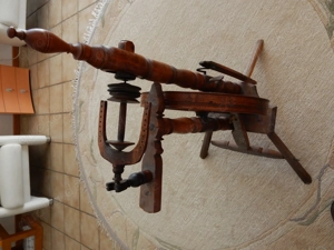 Altes Spinnrad, 91 cm Bild 7