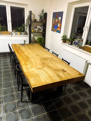 Massiver Eichentisch aus einem Stück Holz