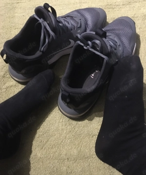 Masturbieren in getragene Sneaker  Schuhe  Socken gegen Tg Bild 5