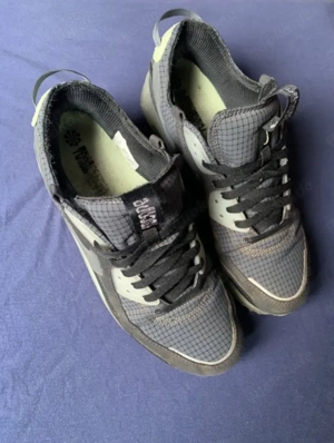 Masturbieren in getragene Sneaker  Schuhe  Socken gegen Tg Bild 3