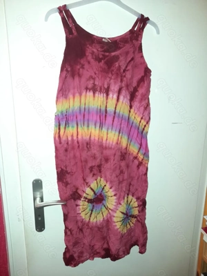 Dunkelrotes Sommer-Kleid mit Batik-Muster