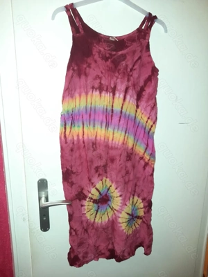 Dunkelrotes Sommer-Kleid mit Batik-Muster Bild 2