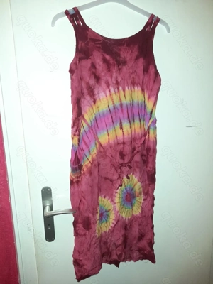 Dunkelrotes Sommer-Kleid mit Batik-Muster Bild 5