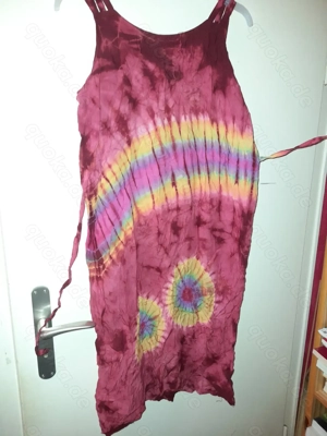 Dunkelrotes Sommer-Kleid mit Batik-Muster Bild 6
