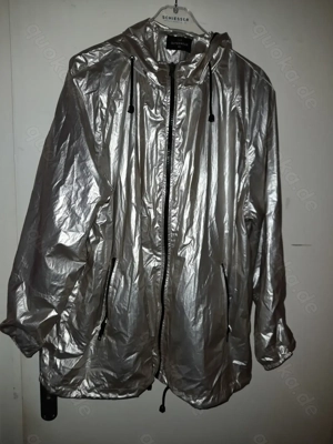 Leichte Jacke mit Kapuze in Größe 48