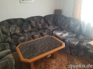 Wohnzimmer Sofa mit Tisch zu verschenken