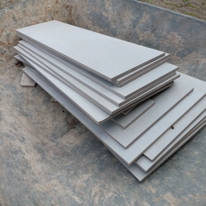 Fliesenreste, grau zu verschenken.