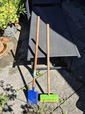 Gartenschaufel und Besen  für Kinder