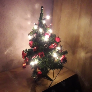 kleiner Weihnachtsbaum mit Deko und Lichter 