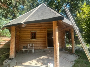 Blockhaus aus Naturstämmen