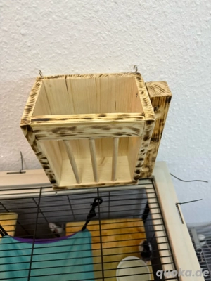 selbstgebaute Heuraufe mit Futterturm