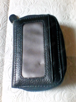 Geldbörse - mindestens 10 Fächern und Reißverschluss   die Börse ist schwarz und Markenlos   dürfte 