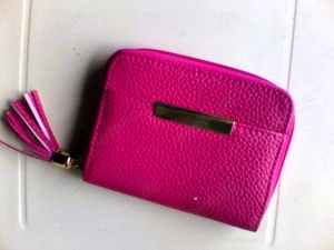Geldbörse - mit einem Reißverschluss   sie ist pink oder rosa und ist Markenlos - dürfte Kunstleder 