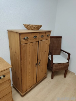 Holzschrank