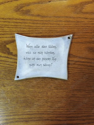 Schild mit Spruch Handarbeit 