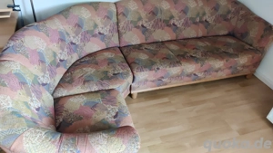 Couch mit Holzfüßen 