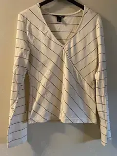 Sportives gestreiftes Shirt 