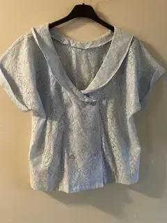 Kurze Spitzenbluse halbarm