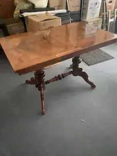 Schöner Holztisch mit sechs passenden Stühlen