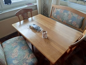 Ess-Tisch mit 2 Sitzbänk und Stühlen