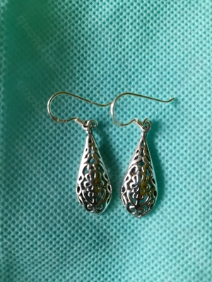 Schmuck: schöne Silber-Ohrringe in Tropfenform aus 925 Silber