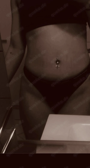 Heiss jung schlank gebildet