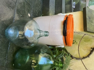 Glasballons und Mostfässer