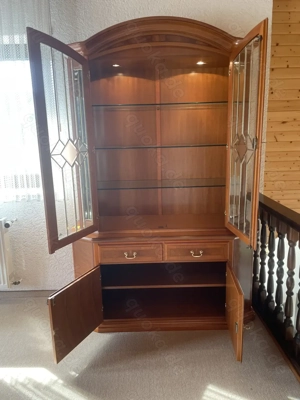 Glasvitrinenschrank aus Kirschbaum mit Beleuchtung Bild 2