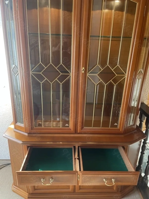 Glasvitrinenschrank aus Kirschbaum mit Beleuchtung Bild 3