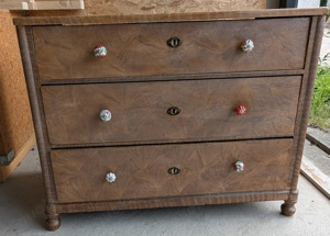 Weichholzkommode braun mit original Bierlack