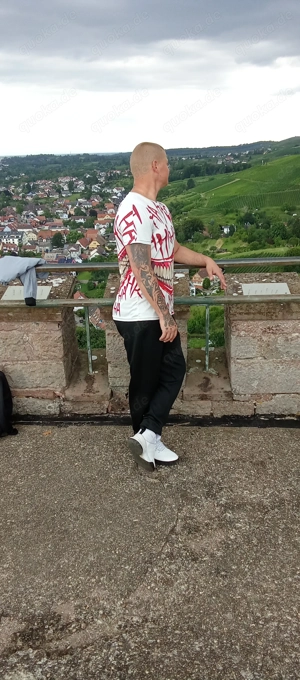 Ich suche eine Dame zum Putzen eines kleinen Zimmers. 