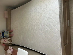 Bett mit Lattenrost und Matratze 