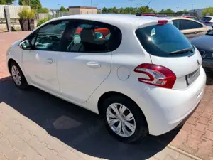 Peugeot 208 /Navi/Tempomat/Kliamautomatik Bild 5
