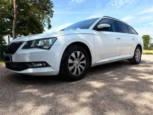 Skoda Superb Active / Heckschaden, technisch gut
