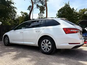 Skoda Superb Active / Heckschaden, technisch gut Bild 3