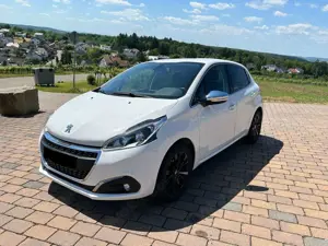 Peugeot 208 Allure PureTech,TÜV neu,HU neu,Bremsen vorne neu,