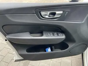 Volvo XC60 Momentum  *Panorama+CarPlay* Bild 5