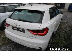 Audi A1 Sportback 30 TFSI beschädigt Digitales Cockpit Tem Bild 4