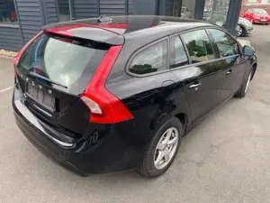 Volvo V60 D 3  Kombi Kinetic Bild 2