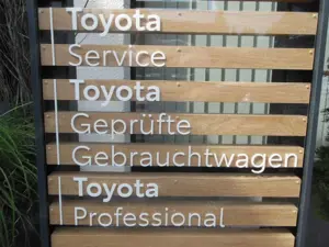 Toyota Yaris 1.33 VVT-i Lounge m. AHK * wenig KM Bild 2