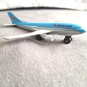 2 Flugzeuge Matchbox Korea Air & Swiss Air und 1  X DHL Flugzeug Bild 2